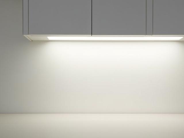 Integrert LED-stripe under en kjøkkenhylle